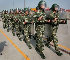 Paramilitärpoliser vid en nödfallsövning för allmänheten. Syftet är att höja säkerheten inför OS i Peking. (Foto: China Photos/Getty Images)