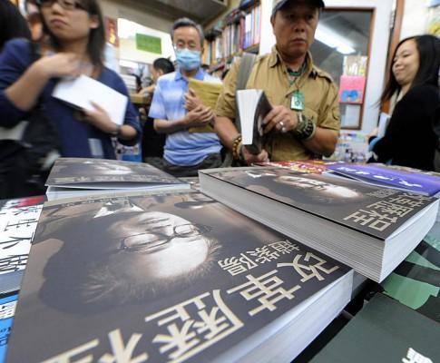 Utförsäljning: Folk köper den kinesiska versionen av den störtade ledaren Zhao Ziyangs memoarer i Hong Kong. (Foto: Mike Clarke/AFP/Getty Images)
