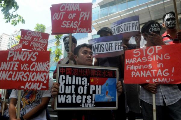 Protester framför Kinas konsulat i Filippinernas huvudstad Manila. Kinesiska kommunistpartiet är nu redo att börja bebygga och militärt befästa de artificiella öar man har byggt på omstritt territorium i Sydkinesiska sjön, enligt experter. (Foto: Jay Directo/AFP/Getty Images)
