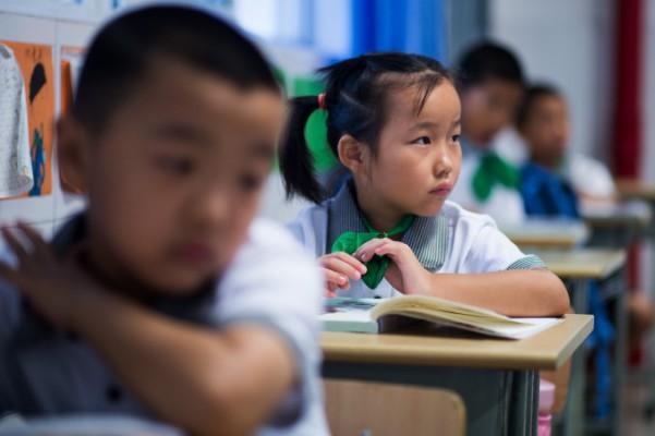 Elever i en grundskoleklass i Shanghai den 1 september 2014. Många kinesiska förstfödda är oroliga över föräldrarnas beslut att skaffa ett andra barn, efter att Kina lättat på ettbarnspolitiken, och en del till och med hotade med att begå självmord. (Foto: Johannes Eisele/AFP/Getty Images)