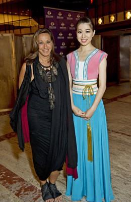 Donna Karan, modedesigner och skapare av Donna Karan New York (DKNY) klädkollektion, poserar med premiärdansösen Christina Li, vid Shen Yun-föreställningen i juni förra året på Lincoln Center, New York. (Foto: Dai Bing / Epoch Times)