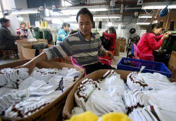 Fabriksarbetare vid en strumpfabrik i Jinjiang, Fujianprovinsen, Kina, den 9 maj. Kinas klädindustri drabbades hårt på grund av den globala finanskrisen. (STR/AFP/Getty)