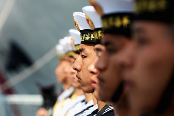 Kinesiska flottan vaktar marinens slagskepp i Wenzhou i Qingdaos hamn den 22 april 2009 i Shandong-provinsen, Kina. Den kinesiska regimen går vidare med sin etablering i Sydkinesiska havet med nya civila byggnader. (Foto: Guang Niu / Pool / Getty Images)