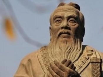 En staty av Konfucius i Peking 2008. Kritiker av den kinesiska regimen menar att det verkliga syftet med att man ger stipendier och etablerar Konfuciusinstitut i Afrika är att man vill öka sitt politiska inflytande där. (Foto: Frederic J. Brown/AFP/Getty Images)