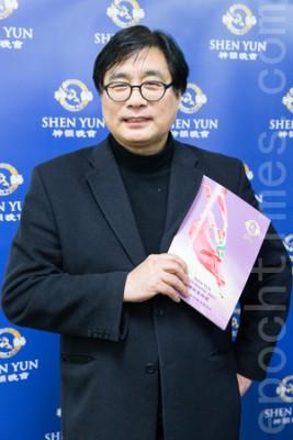 Yang Sen-Hong, medlem av det internationella konstkritikerförbundet, (AICA Taiwan), berömde Shen Yun Performing Arts. (Foto: Chen Bo-Jou / Epoch Times)