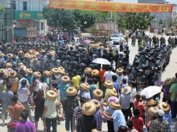 Bybor och polis drabbade samman i samband med en massprotest. (Foto: Webbfoton)
