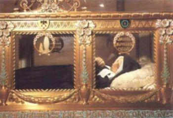 Kvarlevorna av Saint Bernadette av Lourdes med vaxansikte och täckta händer. Den katolska kyrkan upptäckte att hennes kropp hade förblivit oförstörd efter döden. (Foto: Wikimedia Commons)
