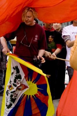 Den ensamma kvinnan med en tibetansk flagga kringgärdades av kinesiska flaggor. (Bilder: Epoch Times)