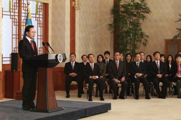 Sydkoreas president Lee Myung-Bak framförde sitt TV-sända nyårstal i Seoul den 2 januari. Lee sade att dörren är öppen för bättre gränsöverskridande förbindelser med Nordkorea men lovade att kraftfullt besvara eventuella provokationer. (Foto: Dong-A-Ilbo/AFP/Getty Bilder)