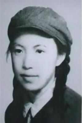 Den intellektuella dissidenten Lin Zhao (1932-1968) avrättades efter att ha dömts till 20 års fängelse för "kontrarevolutionär verksamhet". Polisen försökte hindra kineser från att samlas på 45-årsdagen av hennes död vid hennes grav i Jiangsuprovinsen den 29 april 2013. (Foto: CheXinDong/Wikimedia Commons)

