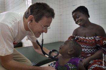 Dr. Gerhard Kostl vid Läkare utan gränser/ Medecins Sans Frontiere (MSF) undersöker ett barn på sjukhuset Man på Elfenbenskusten i Västafrika. MSF:s nya internetbutik tänker nyskapande när det gäller att ge bidrag till internationellt hjälparbete (Foto: Mikkel Dalum/MSF)