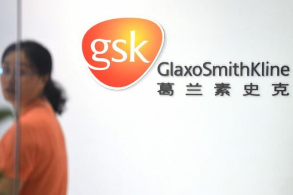 En anställd på det brittiska läkemedelsföretaget GlaxoSmithKline går in på huvudkontoret i Shanghai. (Foto: Peter Parks/AFP/Getty Images)
