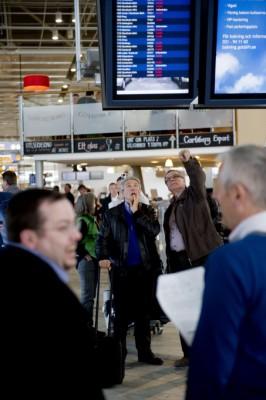 Passagerare tittar på monitorerna på Landvetter för att få vidare information. (Foto: Adam Ihse / AFP/Scanpix)
