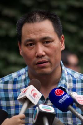Pu Zhiqiang, konstnärens Ai Weiweis advokat, pratar med media vid Ais hem i Peking den 20 juli förra året. Pu kritiserade nyligen partiets tidigare säkerhetschef Zhou Yongkang. (Foto: Ed Jones/AFP/Getty Images)