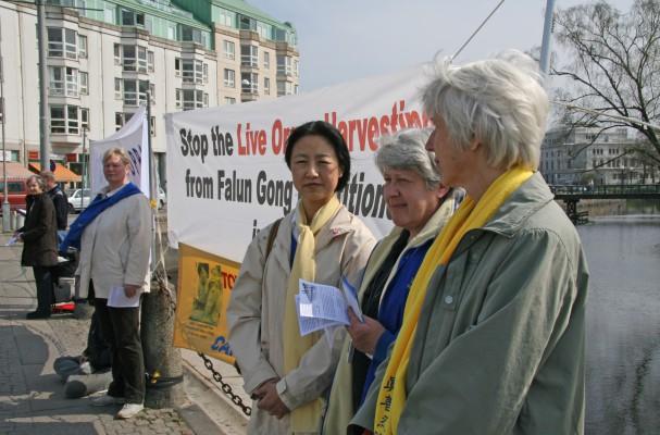 Lei Wang, TCM-läkare står med vänner och protesterar mot förföljelsen av Falun Gong i Kina.(Foton: Pirjo Svensson/Epoch Times Sverige)
