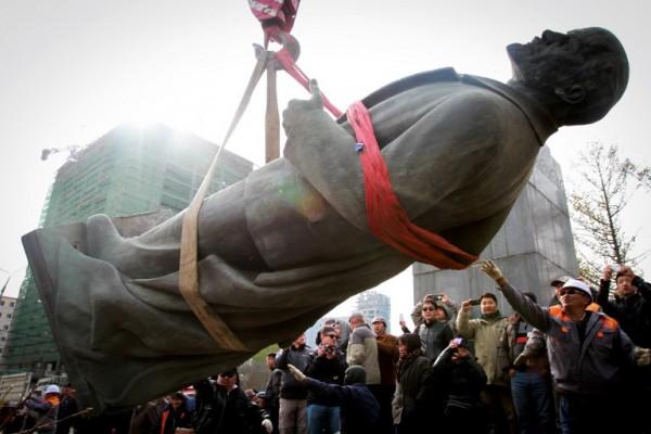 Folk samlades för titta på när den sista statyn av Vladimir Lenin togs ner i Mongoliets huvudstad Ulan Bator den 14 oktober. Stadens borgmästare Mayor Bat-Uul Erdene kallade kommunistledaren för en "mördare" enligt AFP och man beslutade att ta ner statyn eftersom den representerar förtrycket under Sovjetunionens era. (Foto:Byambasuren Byamba-Ochir/AFP) 