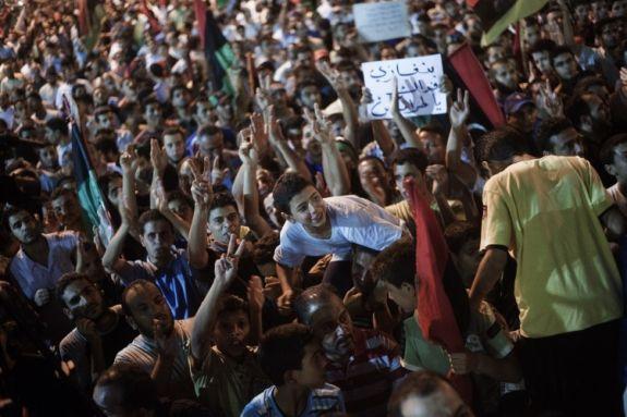Bilderna på de tusentals libyer som firar den "sista stöten" mot Moammar Khaddafis diktatur har inspirerat kinesiska nätanvändare till att fundera över sin egen totalitära regim. (Foto: Gianluigi Guercia/AFP/Getty Images)