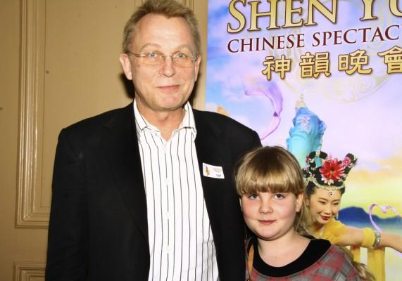 Peter Bergquist med sin 9-åriga dotter Alice på visningen av Chinese Spectacular. (Foto: Jens Almroth/Epoch Times)