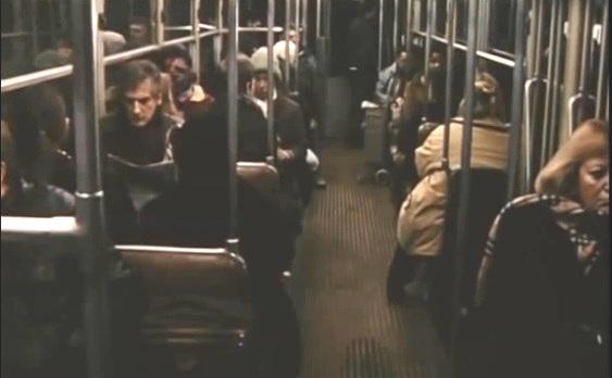 Händelsen utspelar sig i en tunnelbanevagn (Skärmdump från videon)