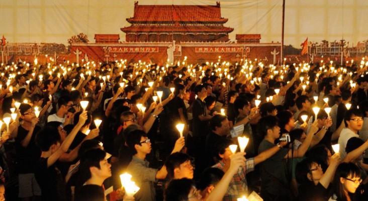 180 000 personer i Hongkong deltog i ljusvakan för offren i massakern på Himmelska fridens torg.  (Foto: Sung Pi Lung/The Epoch Times)
