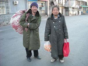 Bilden visar två personer som sover på gatorna under tiden de besöker appellationskontoret. (Foto: Radio Free Asia)