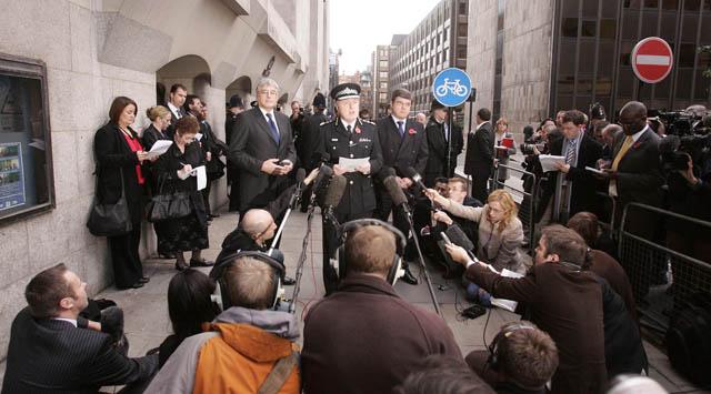 Londons polischef Sir Ian Blair träffade pressen utanför Old Bailey-domstolen efter att polisen den 1 november dömts skyldig till överträdelse av hälso- och säkerhetslagar i samband med dödskjutningen av den oskyldige Menezes. Efter domslutet höjdes röster för Ian Blairs avgång. (Foto: AFP/ Shaun Curry)