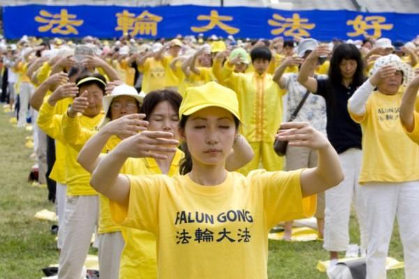 Hundratals Falun Gong-utövare gör övningar på den stora gräsmattan framför Capitolium i Washington DC den 12 juli, innan ett massmöte med syfte att belysa förföljelsen av Falun Gong i Kina. (Foto: Ma Youzhi/EpochTimes)