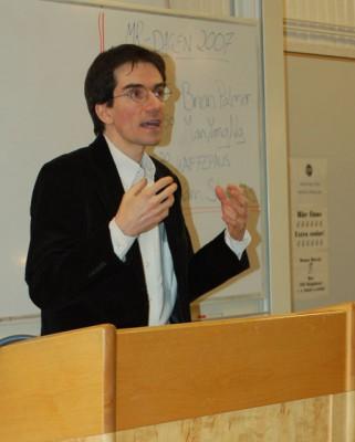 Brian Palmer talar till publiken på Sociologiska Institutionen, Göteborgs Universitetet den 9 december 2007.