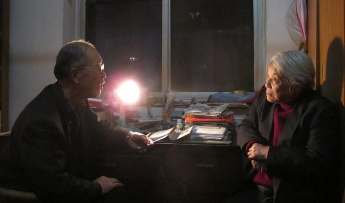 Zeng Boyan, före detta tidningsredaktör, intervjuar Lin Xianjun, en av de överlevande från Dabao. Zeng arbetade i åratal med att avslöja historien om Dabao innan filmaren Xie Yihui gjorde en dokumentär om lägret. (Foto: Ai Xiaoming)
