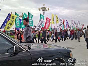 Tusentals bönder marscherade i ett välorganiserat demonstrationståg i Lufeng, Guangdongprovinsen den 21 november 2011. De kräver ett slut på manipulerade lokalval och att man undersöker myndigheternas olagliga markexpropriering. (Weibo.com) 