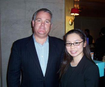Brian Neel, marknadschef för Tiffany, med Min Yin, som är översättare på företaget. (Foto: The Epoch Times) 