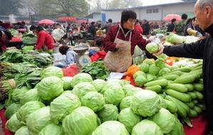 En utomhus frukt-och grönsaksmarknad i Peking i november. Priserna på vardagsvaror har stigit kraftigt och sänker levnadsstandarden för landets fattigaste befolkning. (Foto: Getty Images)