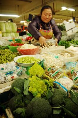 Kineserna anpassar sig till stigande livsmedelspriser (Foto:AFP/Gou Yige)