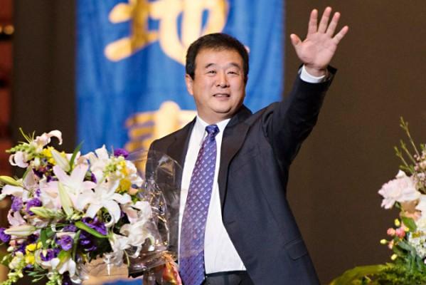 Li Hongzhi, grundaren av Falun Dafa, talade den 19 maj 2013 på utbyteskonferensen i New York. Han talade om vad det innebär att vara en Falun Dafa-utövare och hur utövare kan förbättra sig själva och gå framåt i sin kultivering. (Foto: Dai Bing /Epoch Times)

