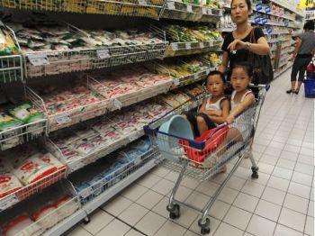 En kvinna handlar på en stormarknad i Hefei. Kineser är ständigt oroade över livsmedelssäkerheten. (Foto: STR/AFP/Getty Images)