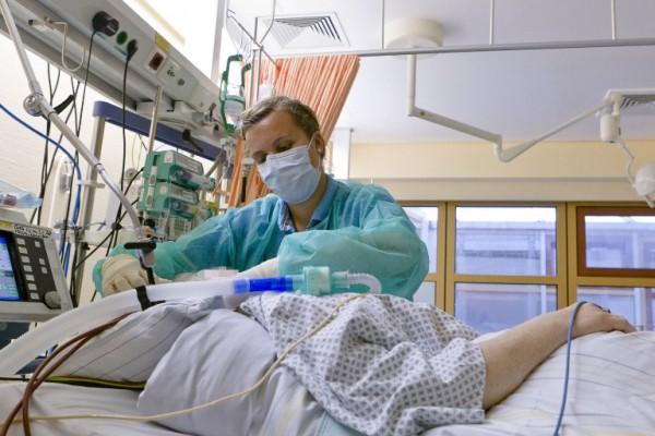 En sköterska tar hand om en patient på intensivvårdsavdelningen i Tyskland. För den medvetslöse patienten är närheten till de anhöriga viktig för att få livslusten att återvända, visar ny forskning. (Foto: Markus Scholz/AFP)
