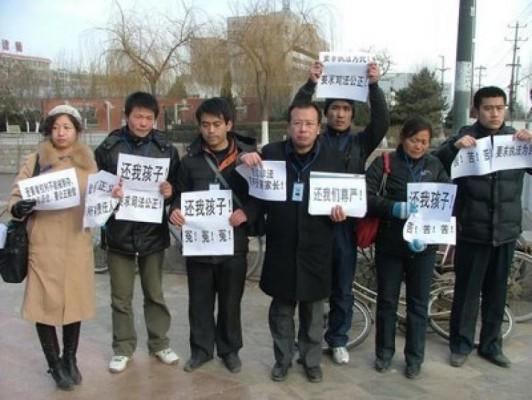 Föräldrar till offer för det melaminförgiftade mjölkpulvret enades för att skydda kinesiska spädbarns rättigheter. (Foto: Rights Movement)