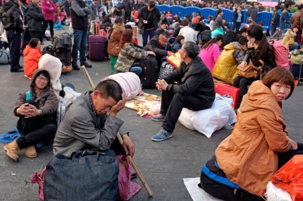 Resenärer väntar på sina tåg utanför Guangzhous tågstation den 28 januari 2014 i Guangzhouprovinsen, Kina. (Foto: Theodore Kaye/ Getty Images)
