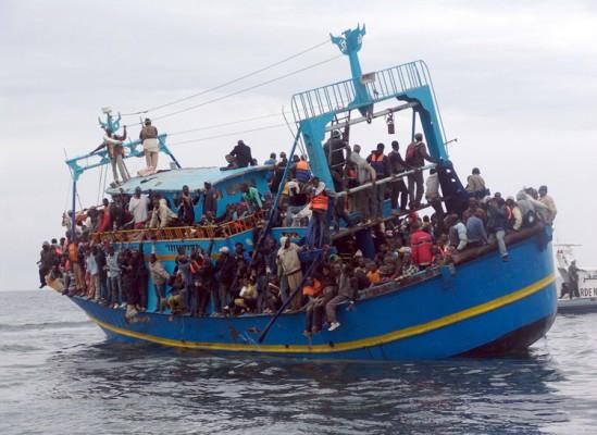 Afrikanska migranter på en strandad båt från Libyen väntar på att bli undsatta, nära Sfax på den tunisiska kusten, den 4 juni 2011. (Foto: Hafidh / AFP / Getty Images)