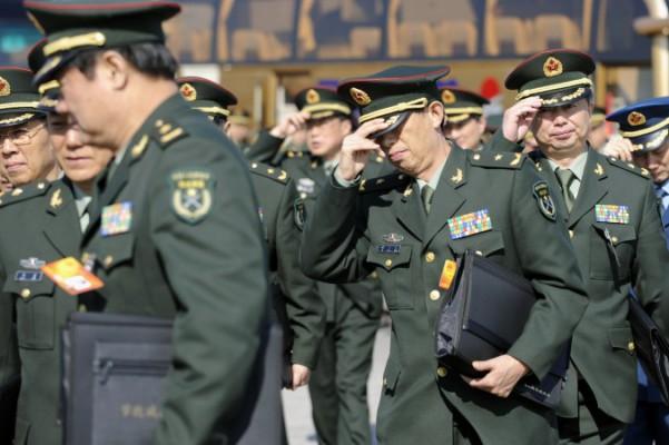 Kinesiska militärdelegater anländer till ett sammanträde i den Nationella folkkongressen i Peking den 9 mars 2010. En grupp kineser etablerade ett falskt militärhögkvarter och lurade till sig motsvarande omkring 32 miljoner kronor från 18 byggföretag på tre månader. (Foto: Liu Jin / AFP/GettyImages)