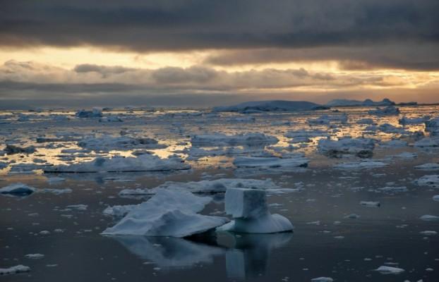En svensk forskargrupp på Grönland arbetar med att kartlägga hur antibiotikautsläpp påverkar havets naturliga mikrobiella struktur, funktion och resistensmönster. (Foto: AFP/Slim Allagui)

