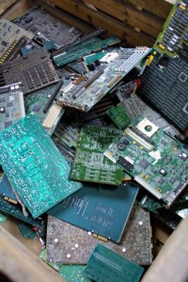 Kretskort från elektroniska apparater sorteras för att hålla miljön ren innan de transporteras till specialiserade återvinningsföretag. (Foto: AF/Derric Ceyrac)
