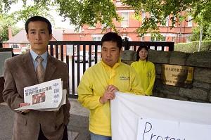 Ming Zhao och medutövare av Falun Dafa vid en stillsam protest för att uppmärksamma det kinesiska kommunistpartiets agerande i Kina och nu även i Irland. Vid den kinesiska ambassaden på Ailesbury Road, Dublin, Irland. 