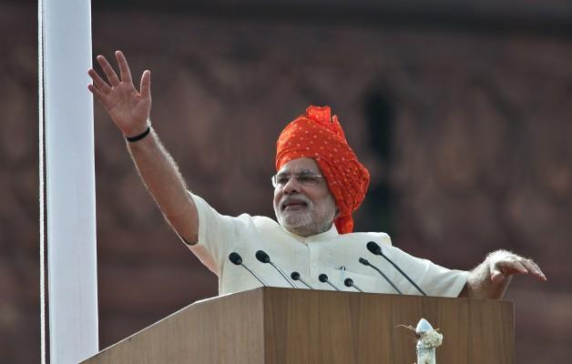 Indiens premiärminister Narendra Modi vinkar efter att han avslutat sitt tal på landets 68:e självständighetsdagen i New Delhi den 15 augusti 2014. (Prakash Singh/AFP/Getty Images)