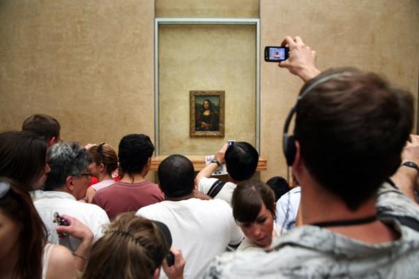 Den gåtfulla Mona Lisa. Målningen hänger i konstmuséet Louvren, i Paris. (Foto: AFP/Jean-Pierre Muller)
