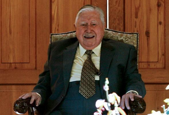 CHILE, Santiago: Före detta diktatorn i Chile (1973-1990), Augusto Pinochet, ler när han tittar på mängden av  anhängare som kommer till hans bostad i utkanten av Santiago för att gratulera honom på hans 91 års födelsedag den 25 november 2006. Pinochet kommer att möta åtal för brott inklusive mord, tortyr och brott mot mänskliga rättigheter samt tvätt av svarta pengar, skattebrott, förfalskning av pass och andra dokument samt trafikering av droger. AFP PHOTO/DAVID LILLO