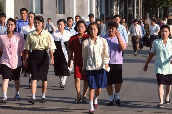Nordkoreanska kvinnor på väg mot en tunnelbanestation i Pyongyang i Nordkorea, september 2002. Foto: Japan Pool / Getty Images