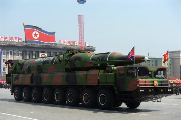 Ett militärfordon med en missil som tros vara av klassen Taepodong visas under en parad den 15 april i Pyongyang. Kina misstänks exportera mobila avfyringsramper för missiler till Nordkorea. (Foto: Pedro Ugarte / AFP / Getty Images)