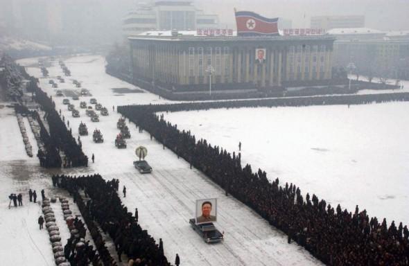 I en bil färdas  porträttet av Kim Jong-Il i procession under Kims begravning i Pyongyang den 28 december. (Foto: Kyodo News / AFP / Getty Images)