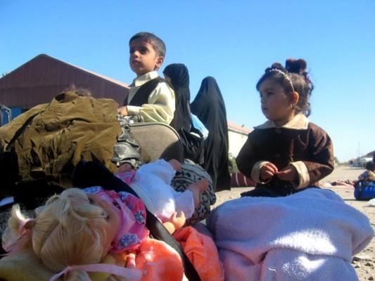 Barn till flyktingar från Irak väntar på sina föräldrar i ett läger i Rafha, Saudarabien. (Foto: AFP/Hani Al-Obeidi)